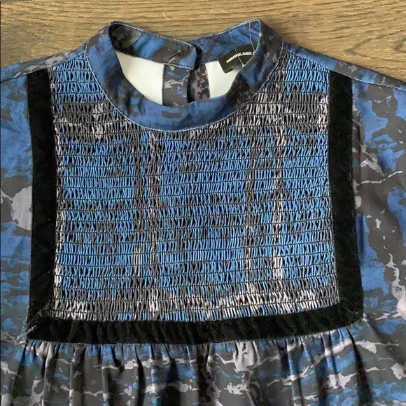 Wrong side of right top - Picture 2 of 5